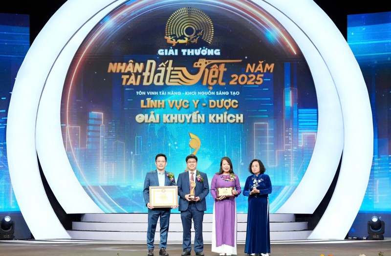 Nhóm tác giả Viện Tim mạch Quốc gia được trao giải Nhì 2.jpg