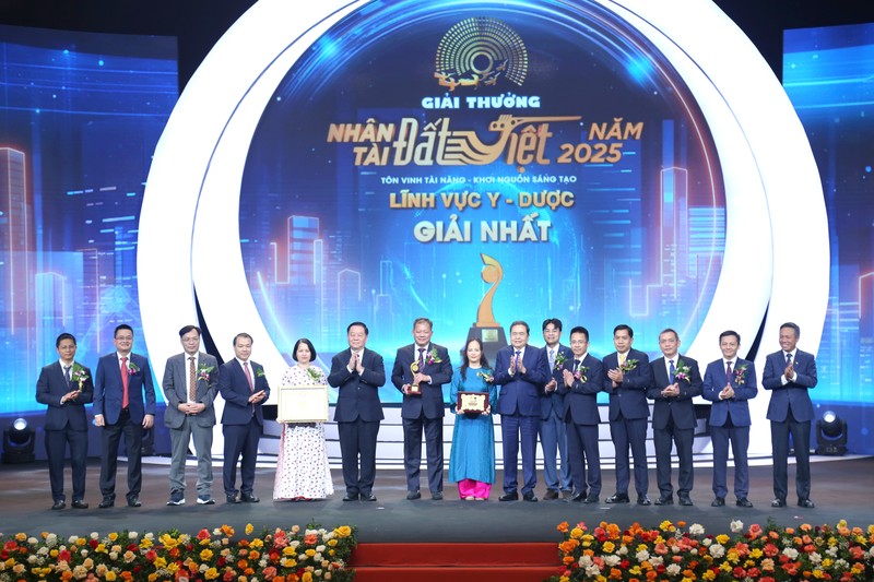 Giảt Nhất Nhân tài Đất Việt 2025 đã vinh danh BV Việt Đức a.JPG