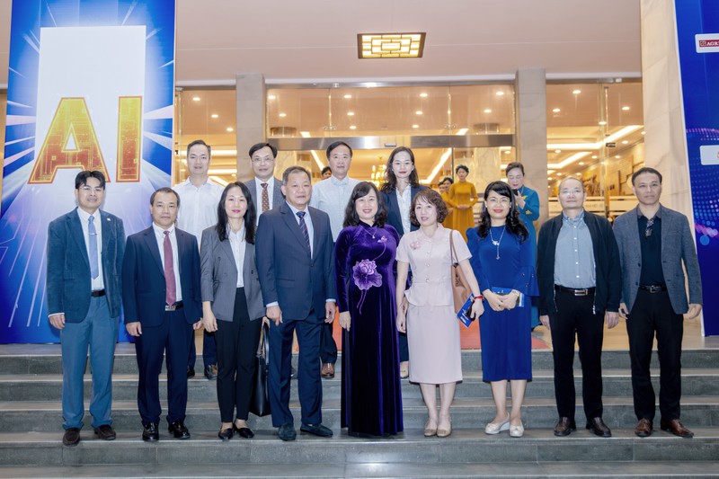 Bộ trưởng Bộ Y tế Đào Hồng Lan chúc mừng TS Dương Đức Hùng và ekip nhận giải BT.jpg