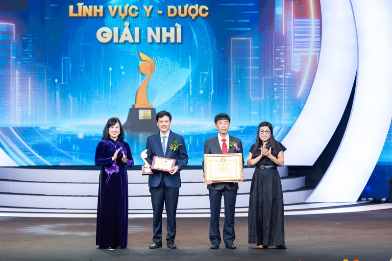 Nhóm tác giả PGS. TS. Mai Duy Tôn và PGS. TS. Vũ Đăng Lưu nhận giải Nhì TTDQ.jpg