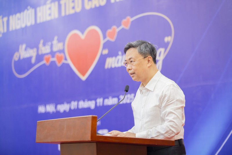 PGS.TS Nguyễn Hà Thanh bày tỏ sự trân trọng với những người hiến tiểu cầu 2.jpg