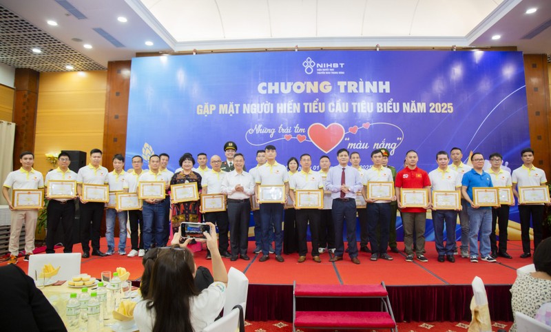 Các tấm gương hiến máu xuất sắc nhận giấy khen của Hội Chữ thập đỏ thành phố Hà Nội. 3.jpg