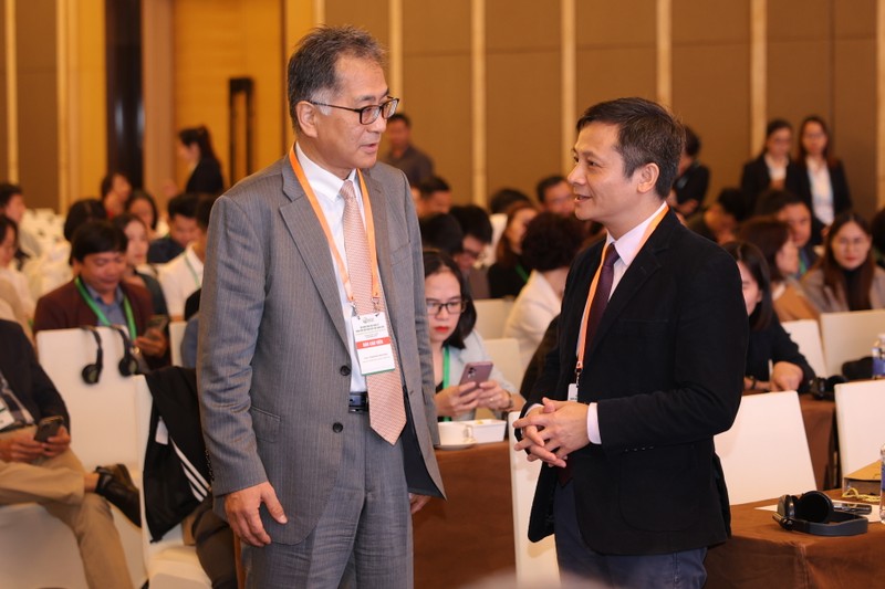 Các nhà khoa học trao đổi kinh nghiệm Trao đổi.JPG