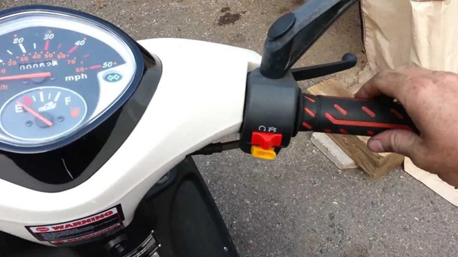 Không vừa vận ống ga vừa đề máy. Ảnh: Rolling Wrech Không vừa vận ống ga vừa đề máy. Ảnh: Rolling Wrech