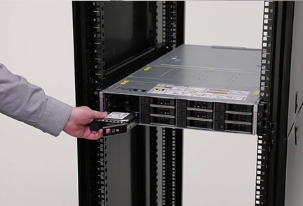 Việc làm mát của hệ thống máy chủ được xử lý bởi sáu mô-đun quạt trải thành một hàng phía sau khay ổ đĩa bên trong Việc làm mát của hệ thống máy chủ được xử lý bởi sáu mô-đun quạt trải thành một hàng phía sau khay ổ đĩa bên trong