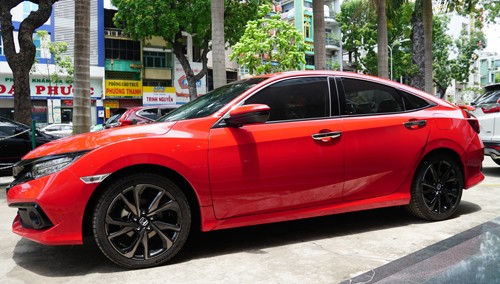 CHiếc Honda Civic RS 2019 đầu tiên về đại lý ở Sài Gòn.