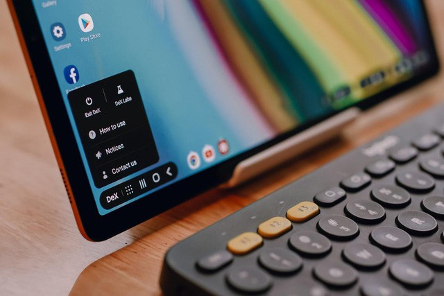 Giao diện Samsung DeX cho phép Tab S5e hoạt động y như một chiếc máy tính mini, vô cùng tiện lợi, đa năng.
