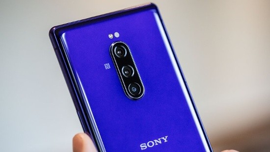 Mặt sau của Sony Xperia 1 là hệ thống 3 camera bao gồm cảm biến chính 12 megapixel với tính năng Dual Pixel PDAF và ổn định hình ảnh quang học OIS 5 trục, kết hợp ống kính tele 12 megapixel với Dual Pixel PDAF, ổn định hình ảnh quang học OIS 5 trục và zoom quang 2x, ống kính cuối cùng là ống kính góc cực rộng 12 megapixel. 