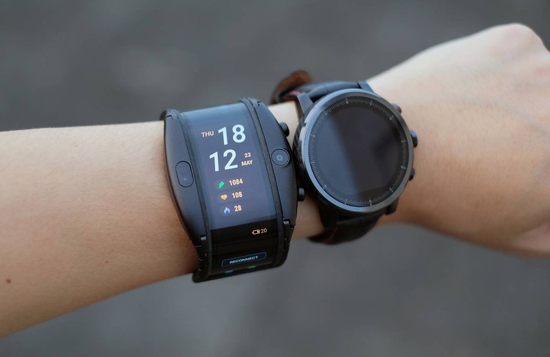 Nubia Alpha có kích thước khá lớn khi đeo trên tay. Trọng lượng của máy cũng gần gấp đôi một mẫu sportwatch khác bên cạnh của Amazfit. Tuy nhiên, cảm giác đeo vẫn khá tốt, có độ ôm tay, không bị cấn dù hơi nặng. Sản phẩm không thực sự phù hợp với người dùng Việt do cổ tay nhỏ. Người dùng là nữ giới gần như không thể sử dụng chiếc đồng hồ này một cách bình thường. Nubia Alpha có kích thước khá lớn khi đeo trên tay. Trọng lượng của máy cũng gần gấp đôi một mẫu sportwatch khác bên cạnh của Amazfit. Tuy nhiên, cảm giác đeo vẫn khá tốt, có độ ôm tay, không bị cấn dù hơi nặng. Sản phẩm không thực sự phù hợp với người dùng Việt do cổ tay nhỏ. Người dùng là nữ giới gần như không thể sử dụng chiếc đồng hồ này một cách bình thường.