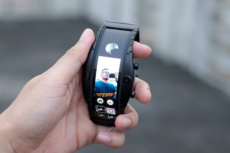 Camera phía trước có độ phân giải 5 megapixel, không có đèn flash LED. Chất lượng khi nhìn qua màn hình là khá tệ dù có hỗ trợ đầy đủ các hiệu ứng. Camera phía trước có độ phân giải 5 megapixel, không có đèn flash LED. Chất lượng khi nhìn qua màn hình là khá tệ dù có hỗ trợ đầy đủ các hiệu ứng.