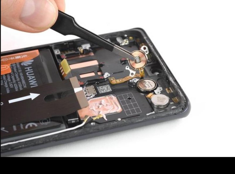 Mô-tơ rung bên trong Huawei P30 Pro, một flagship ra mắt năm 2019 với giá khá cao, nhưng chẳng là gì nếu đặt cạnh mô-tơ của iPhone