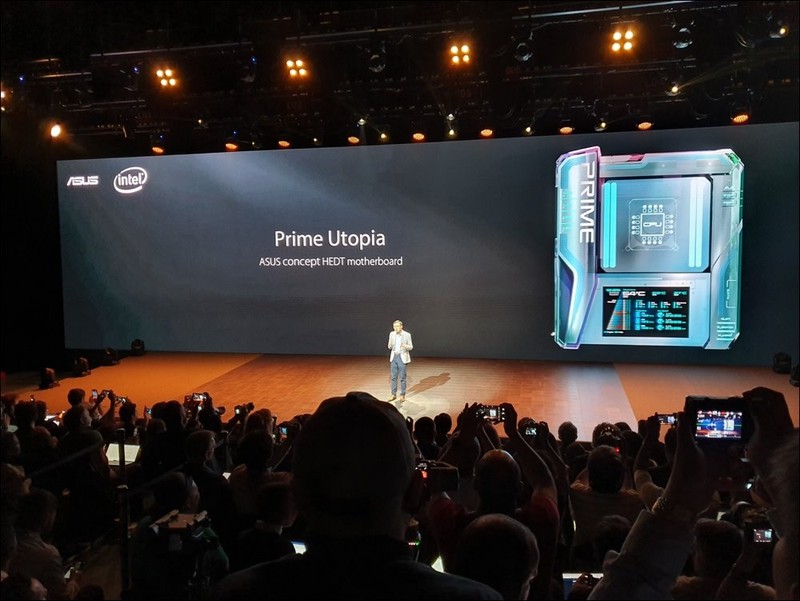Một trong các CEO của Asus giới thiệu về concept Prime Utopia, chiếc bo mạch cực kỳ mạnh mẽ có tích hợp màn hình LCD điều khiển. Một trong các CEO của Asus giới thiệu về concept Prime Utopia, chiếc bo mạch cực kỳ mạnh mẽ có tích hợp màn hình LCD điều khiển.