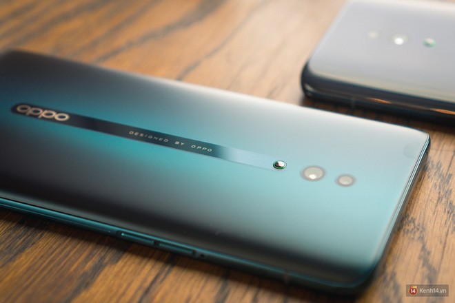 Ở một góc nhìn khác, bạn sẽ thấy rõ camera sau này chìm xuống như thế nào và tạo một thiết kế liền mạch hơn. Ở một góc nhìn khác, bạn sẽ thấy rõ camera sau này chìm xuống như thế nào và tạo một thiết kế liền mạch hơn.