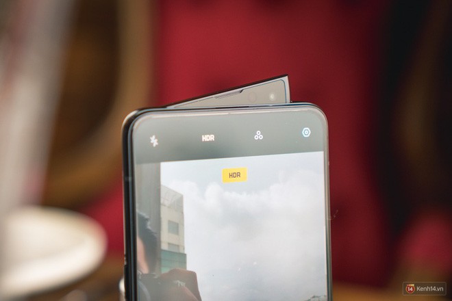 Bạn đã từng thấy kiểu camera thò thụt lạ đời vậy chưa? Oppo Reno đang là sản phẩm đầu tiên có thiết kế độc đáo này đấy. Bạn đã từng thấy kiểu camera thò thụt lạ đời vậy chưa? Oppo Reno đang là sản phẩm đầu tiên có thiết kế độc đáo này đấy.