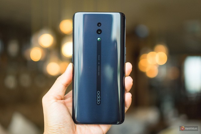 Sử dụng tấm nền AMOLED với độ phân giải Full HD+, người dùng có thể thoải mái trải nghiệm các video độ phân giải cao hoặc đắm chìm trong các tựa game đồ họa đỉnh. Sử dụng tấm nền AMOLED với độ phân giải Full HD+, người dùng có thể thoải mái trải nghiệm các video độ phân giải cao hoặc đắm chìm trong các tựa game đồ họa đỉnh.