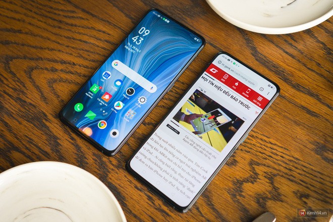 Nhờ đưa camera selfie vào trong thân máy, Oppo Reno không còn vướng bận gì ở mặt trước và kết quả là màn hình 6,4 inch đã có không gian hiển thị rộng rãi nhất, không bị chiếm dụng và tỉ lệ hiển thị màn hình lên đến 93,1%. Nhờ đưa camera selfie vào trong thân máy, Oppo Reno không còn vướng bận gì ở mặt trước và kết quả là màn hình 6,4 inch đã có không gian hiển thị rộng rãi nhất, không bị chiếm dụng và tỉ lệ hiển thị màn hình lên đến 93,1%.