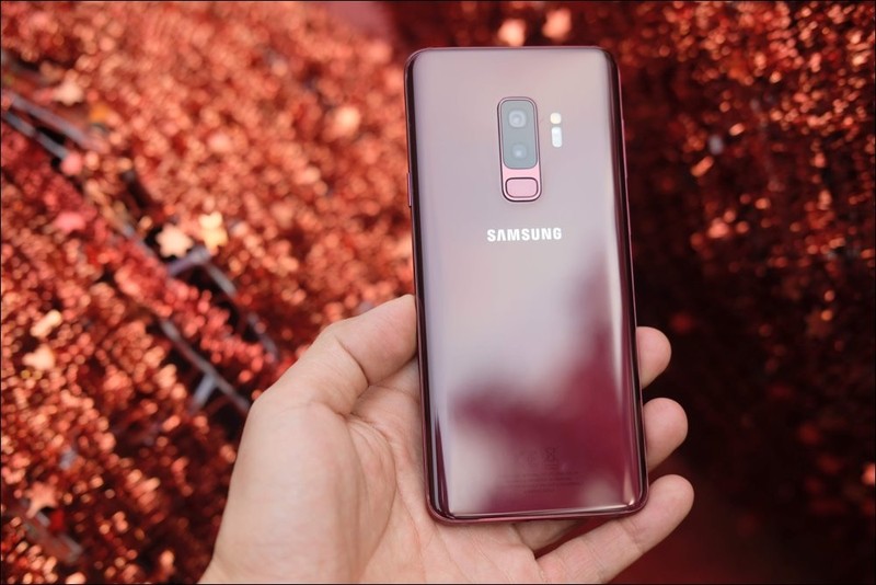 Galaxy S9+ vang đỏ.