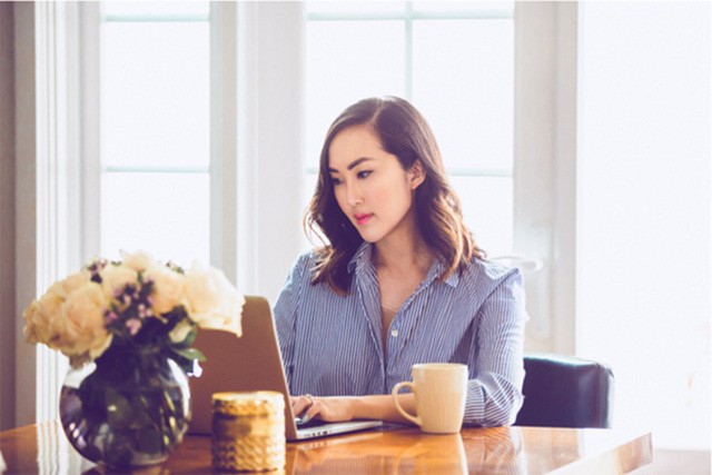 Giữ khoảng cách hợp lí từ mắt đến màn hình Giữ khoảng cách hợp lí từ mắt đến màn hình