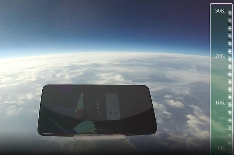Điện thoại bay đến độ cao 30 km. Ảnh: Digital Trends. Điện thoại bay đến độ cao 30 km. Ảnh: Digital Trends.