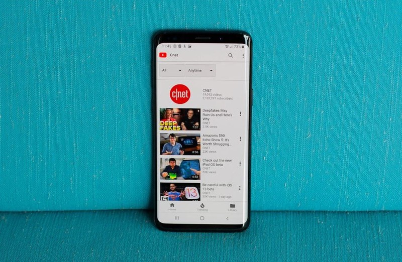 Tải về video trên YouTube là tính năng hay. Ảnh: CNET.