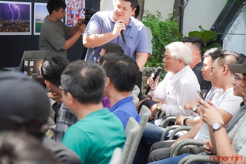 Khách tham gia trải nghiệm thử Google Asstant trên TV Sony   Ngọc Trần