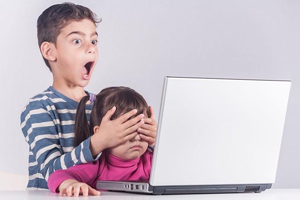 Các nội dung xấu độc trên Internet sẽ gây ra ảnh hưởng tiêu cực tới sự phát triển của trẻ em. Các nội dung xấu độc trên Internet sẽ gây ra ảnh hưởng tiêu cực tới sự phát triển của trẻ em.