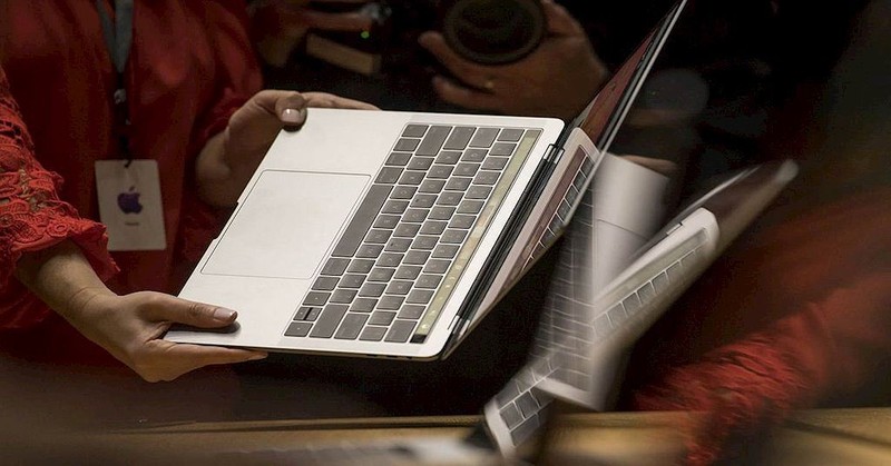 Macbook Pro là thiết bị đang trong diện cấm đem lên máy bay. Ảnh: The Verge. Macbook Pro là thiết bị đang trong diện cấm đem lên máy bay. Ảnh: The Verge.