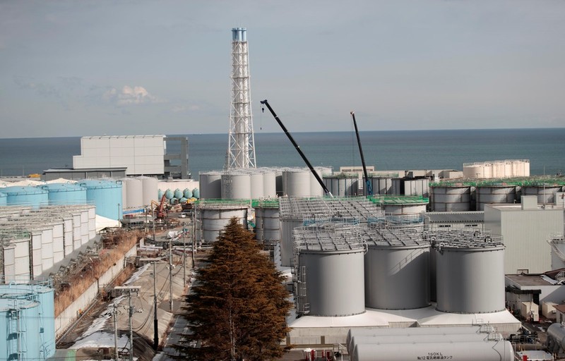 Trong ảnh: Lò phản ứng số 4 (trái) của nhà máy điện hạt nhân Fukushima ở Okuma, Fukushima, Nhật Bản. (Nguồn: AFP/TTXVN)