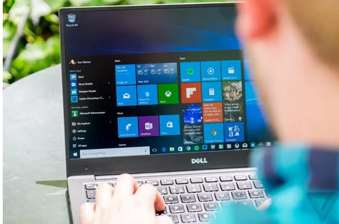 Người dùng được khuyến cáo không nên cập nhật Windows 10 phiên bản mới nhất do nhiều lỗi. Ảnh: The Verge.