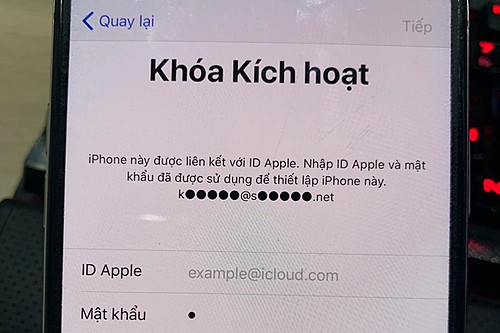 Chiếc iPhone XS Max bị nhập một tài khoản iCloud khác khiến chủ nhân không thể làm gì. Ảnh:Thế Hoàng Chiếc iPhone XS Max bị nhập một tài khoản iCloud khác khiến chủ nhân không thể làm gì. Ảnh: Thế Hoàng