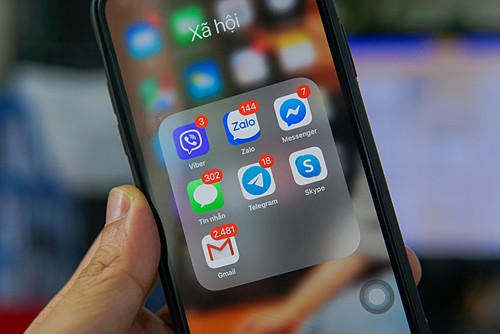 Nhiều người dùng phải cài hàng chục ứng dụng nhắn tin trên smartphone của mình. Ảnh: Lưu Quý