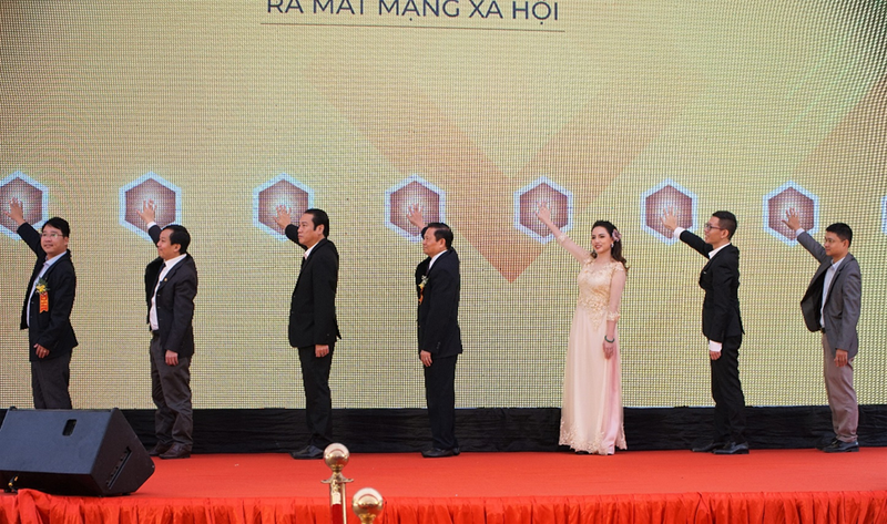 Các đại biểu cùng nhấn nút chính thức ra mắt mạng xã hội dayhoc.net.vn Các đại biểu cùng nhấn nút chính thức ra mắt mạng xã hội dayhoc.net.vn