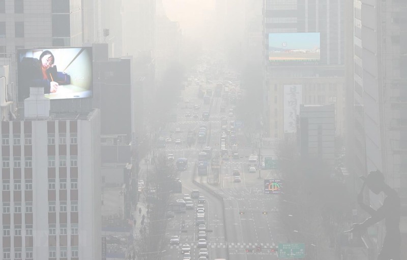 Bụi mịn bao phủ thủ đô Seoul của Hàn Quốc. (Ảnh: Yonhap/TTXVN) Bụi mịn bao phủ thủ đô Seoul của Hàn Quốc. (Ảnh: Yonhap/TTXVN)