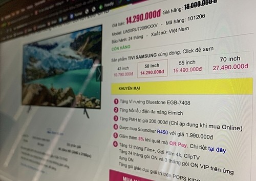 Tham khảo giá trước ở trên mạng, cắt các quà tặng khuyến mại không cần thiết có thể giúp người mua TV với giá giảm sâu hơn nữa. Ảnh: Tuấn Anh.