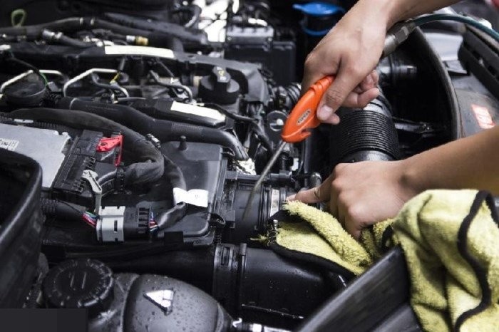 Cần sử dụng máy nén khí và khăn để lau khô các chi tiết trong khoang