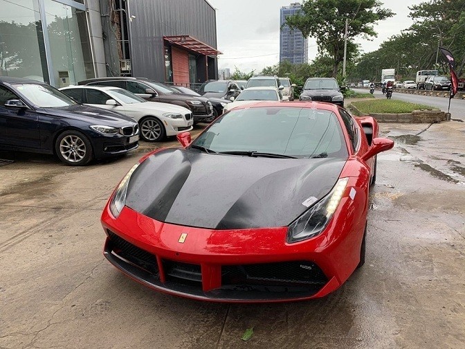 Ngựa đỏ Ferrari của Tuấn Hưng lăn bánh trở lại trên đường (Ảnh:Hai Dang Nguyen)