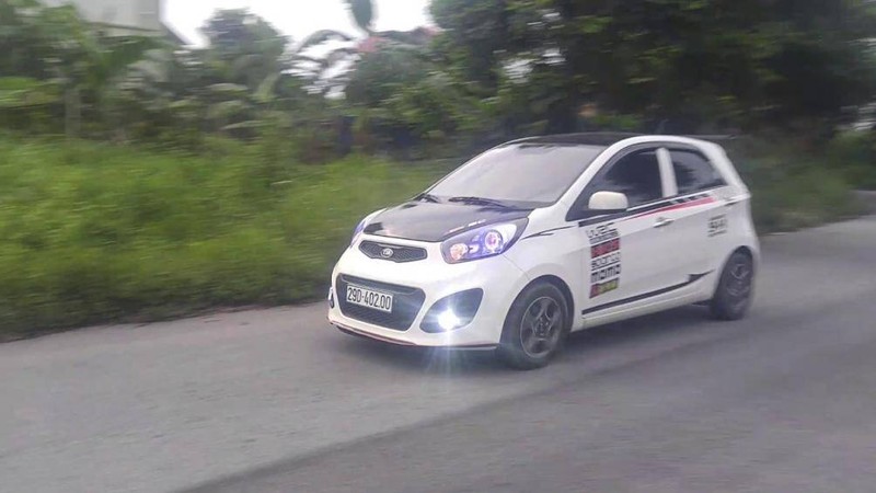 Một chiếc KIA Morning đã được độ đèn LED với nhiều màu sắc Một chiếc KIA Morning đã được độ đèn LED với nhiều màu sắc