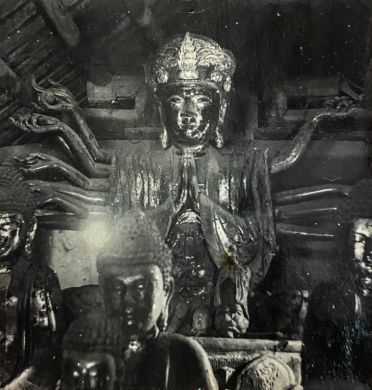 Tình trạng pho tượng khi vừa được phát hiện năm 1965. Ảnh tư liệu: Bảo tàng Mỹ thuật Việt Nam.