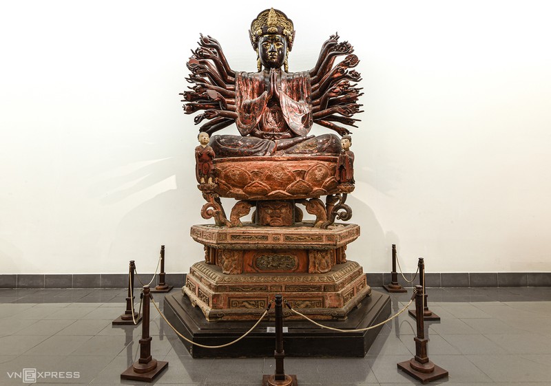 Tượng Quan Âm chùa Hội Hạ, chất liệu gỗ phủ sơn. Ảnh: Kiều Dương.