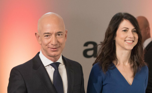 Ông chủ Amazon - Jeff Bezos và vợ - MacKenzie Bezos. Ảnh: DPA Ông chủ Amazon - Jeff Bezos và vợ - MacKenzie Bezos. Ảnh: DPA