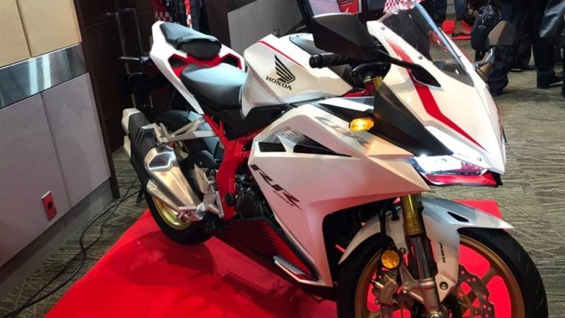 Động cơ của CBR250RR vẫn là loại động cơ đôi xy-lanh