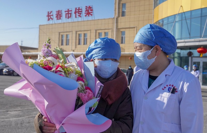 Bệnh nhân nhiễm virus corona (trái) được xuất viện sau khi điều trị tại bệnh viện ở Trường Xuân, tỉnh Cát Lâm, Trung Quốc, ngày 30/1/2020. (Ảnh: THX/TTXVN) Bệnh nhân nhiễm virus corona (trái) được xuất viện sau khi điều trị tại bệnh viện ở Trường Xuân, tỉnh Cát Lâm, Trung Quốc, ngày 30/1/2020. (Ảnh: THX/TTXVN)