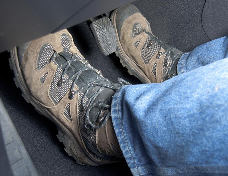 Chân trái đặt trên bàn đạp côn. Ảnh: Buzzle Chân trái đặt trên bàn đạp côn. Ảnh: Buzzle