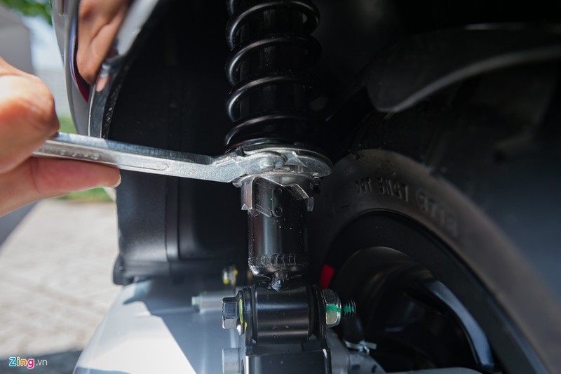 Thay đổi độ nén của lò xo bằng cờ-lê móc. Thay đổi độ nén của lò xo bằng cờ-lê móc.