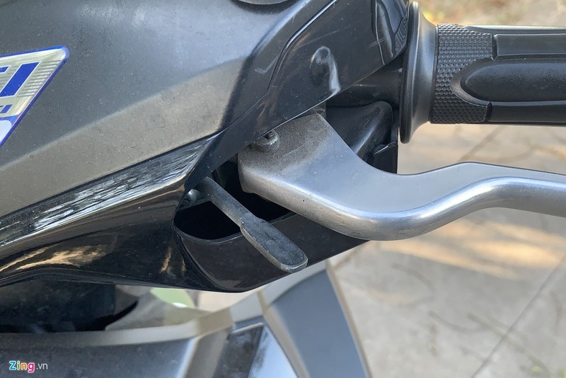 Cơ cấu cài phanh dừng trên một mẫu xe tay ga. Cơ cấu cài phanh dừng trên một mẫu xe tay ga.