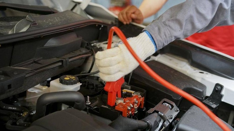 Khi ắc quy bị cạn, để phục hồi ắc quy về trạng thái điện thế đầy nên tiến hành nạp điện vài giờ chứ không phải là chỉ cần khởi động bằng kiểu đầu nối ắc quy