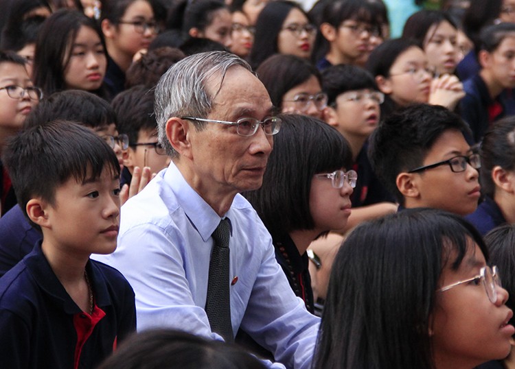 Thầy Nguyễn Xuân Khang ngồi cùng học sinh trong lễ khai giảng năm học 2019-2020. Ảnh: Dương Tâm