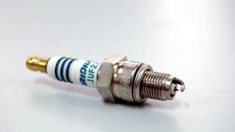 Bugi xe máy được làm bằng chất liệu nhôm oxit gốm nên rất cứng, chỉ cần một mảnh nhỏ ném vào kính ô tô hay bất kỳ loại kính thông thường nào hiện nay đều có thể gây rạn, vỡ