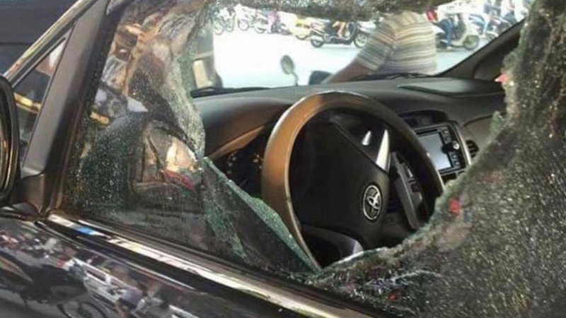 Một chiếc xe Toyota bị đối tượng phá kính