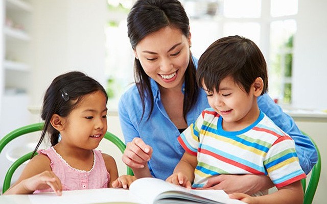 Khi ở bên con, cha mẹ nên gác lại công việc, tập trung tâm trí để chơi và học cùng con.